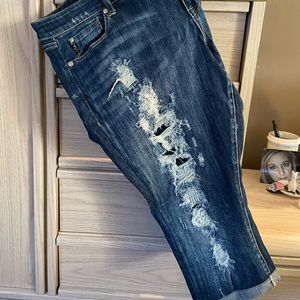 Torrid dark wash torn front Capri jeans with black underlay,size 16 super cute